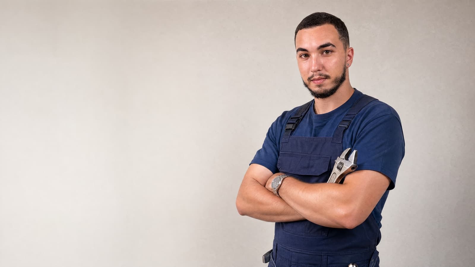 Leandro, fondateur de LRN Pro, en tenue de travail avec sa clé à molette